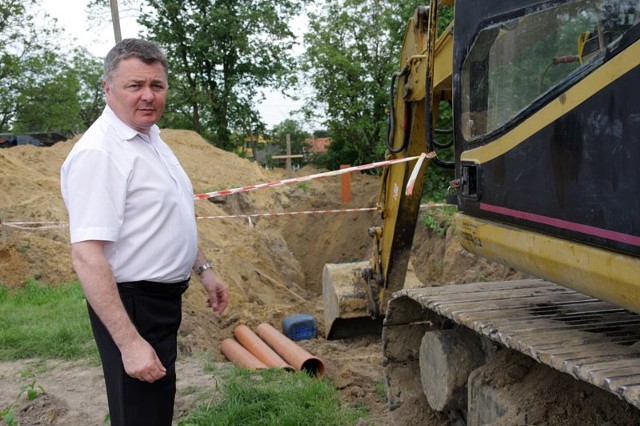 Wójt gm. Wiązownica Marian Ryznar chce zachęcić do osiedlania się i budowy domów oferując działki po niższej cenie.