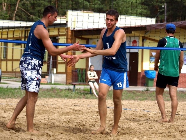 Piotr Ilewicz (z prawej) i Tomasz Wołoszuk wygrali pierwszy turniej siatkówki plażowej w 2012 roku w Decznie k. Świecia