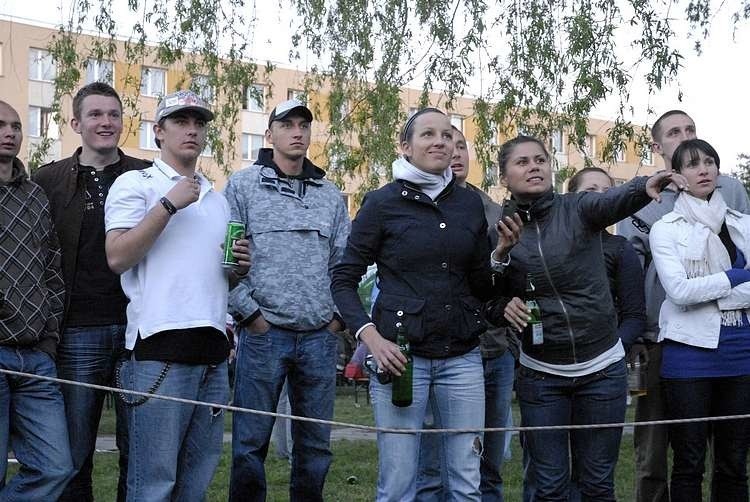 Zdjecia z środowej zabawy studentów na osiedlu Akademickim w...