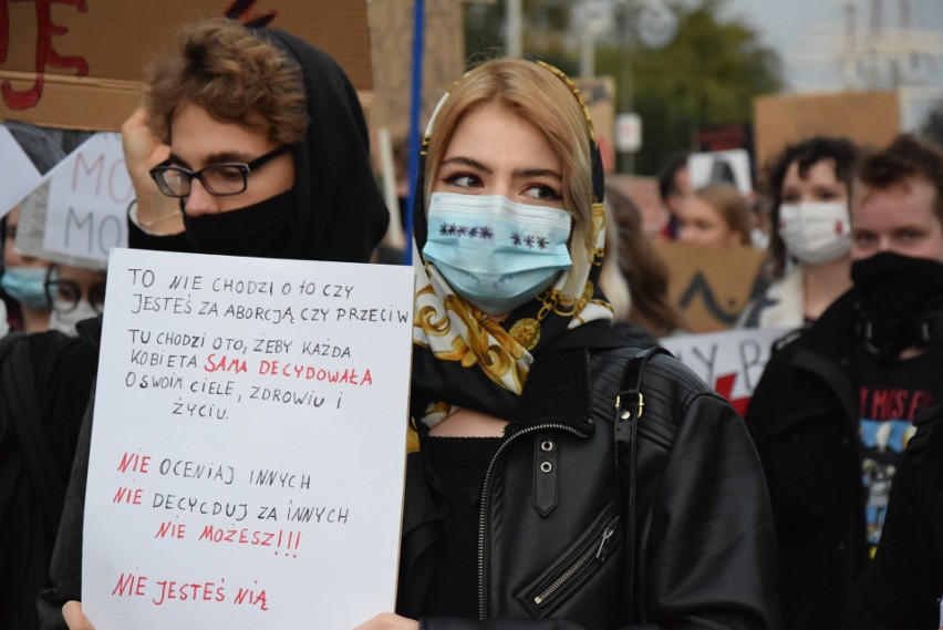 Strajk kobiet w Gdyni. Centrum całkowicie zablokowane. Tłum blokuje drogi, pomagają im samochody