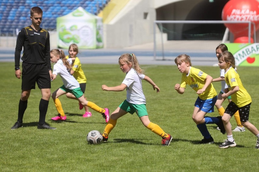 Mecze najmłodszych piłkarek i piłkarzy w finale wojewódzkim...