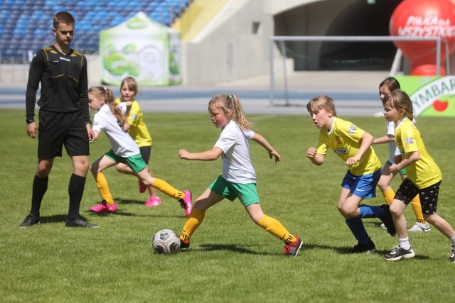 Mecze najmłodszych piłkarek i piłkarzy w finale wojewódzkim Pucharu Tymbarku na Stadionie Śląskim dostarczyły wielu emocji  Zobacz kolejne zdjęcia. Przesuwaj zdjęcia w prawo - naciśnij strzałkę lub przycisk NASTĘPNE