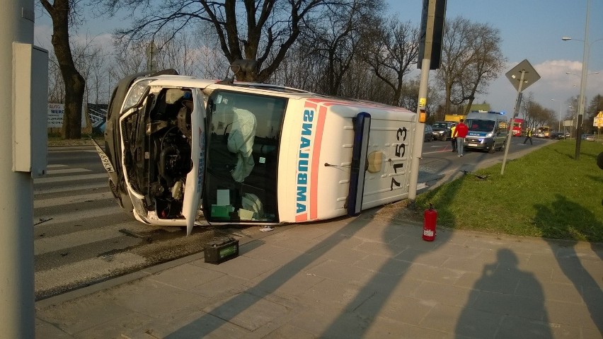 Wypadek na Brzezińskiej w Łodzi. Karetka przewrócona na bok. 5 osób rannych [ZDJĘCIA+FILM]