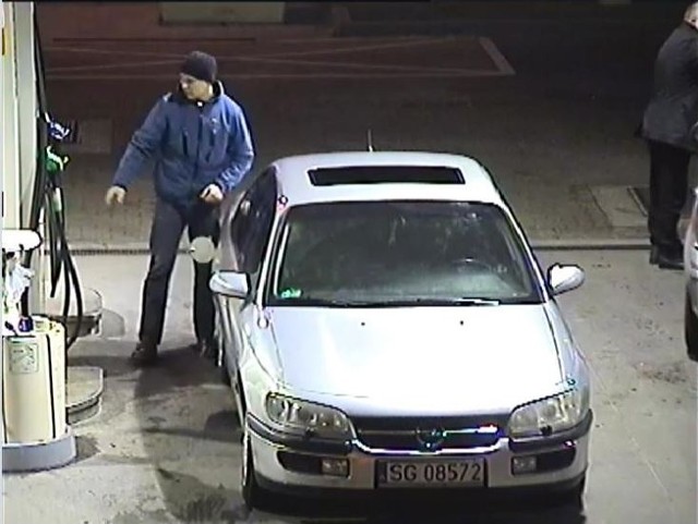 Policja opublikowała wizerunek podejrzanego o kradzież paliwa z czterech stacji benzynowych.