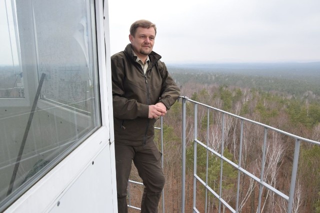 Paweł Kosin z Nadleśnictwa Daleszyce na jednej z wież , tak zwanych dostrzegalni