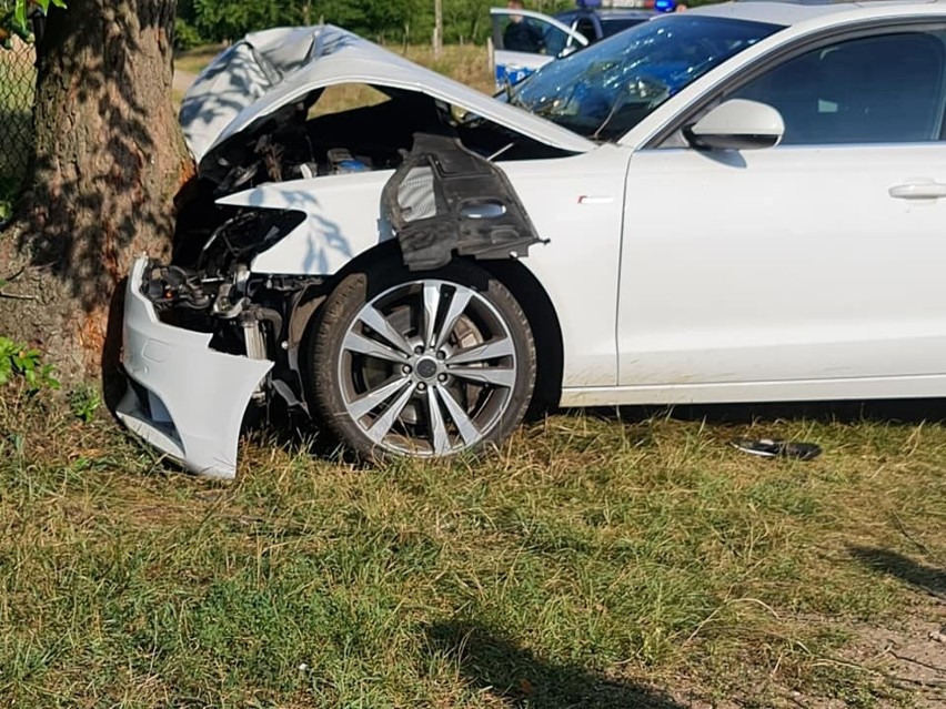 Wypadek w Zagatach. Audi uderzyło w drzewo. 28.07.2021. Zdjęcia