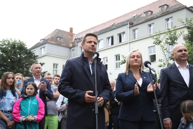 Rafał Trzaskowski przed szpitalem w Strzelinie oskarżał Andrzeja Dudę, że ten nie dotrzymał słowa