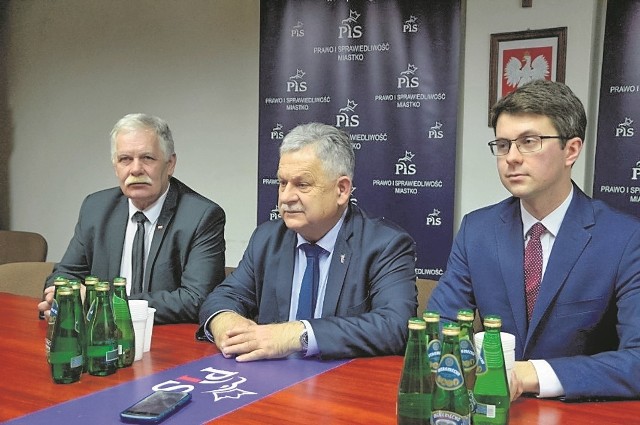 Aleksander Mrówczyński (w środku) z Piotrem Müllerem, rzecznikiem rządu i wicewojewodą Mariuszem Łuczykiem