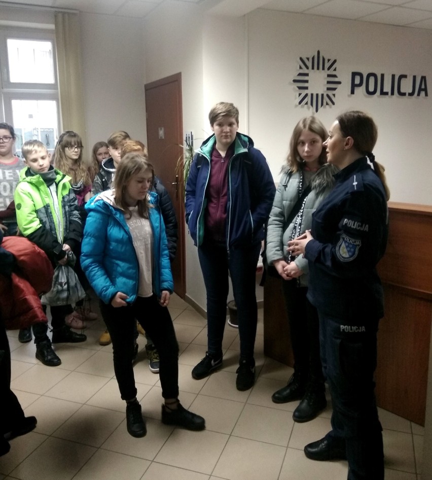 Uczniowie zwiedzili komisariat, obejrzeli sprzęt, mundur, poznali tajniki pracy policjantów