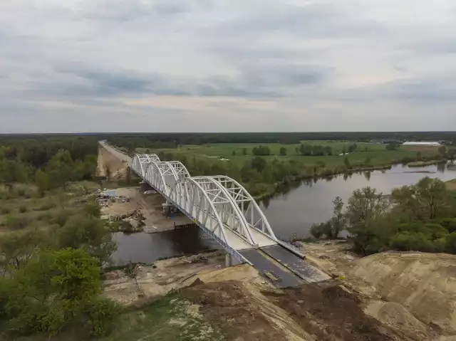 Według pierwotnych placów linia kolejowa numer 8 powinna być zmodernizowana już w 2012 roku, a wciąż końca budowy nie widać. Na zdjęciu zbudowany już most kolejowy na Pilicy w Warce.