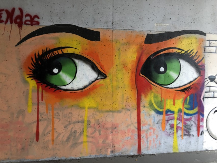 Murale, grafitti można spotkać w mieście w różnych...