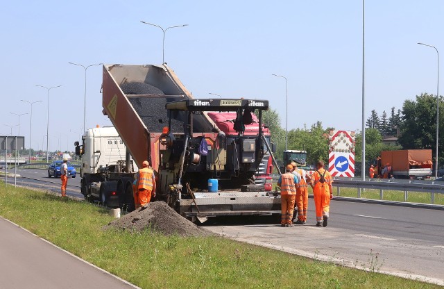 We wtorek trwała naprawa zjazdów i wjazdów z Alei Wojska Polskiego na ulicę Lubelską.