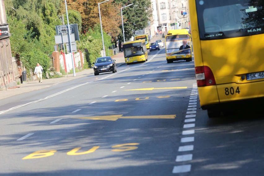 Buspas na ulicy Mikołowskiej w Katowicach. Policja: generalnie jesteśmy nastawieni na pouczanie, a nie wystawianie mandatów