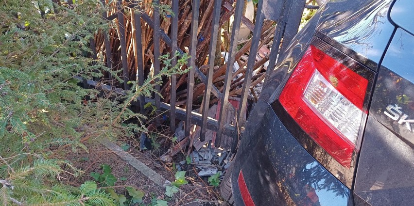 Słupsk. 72-letni kierowcy skody wjechał w ogrodzenie...