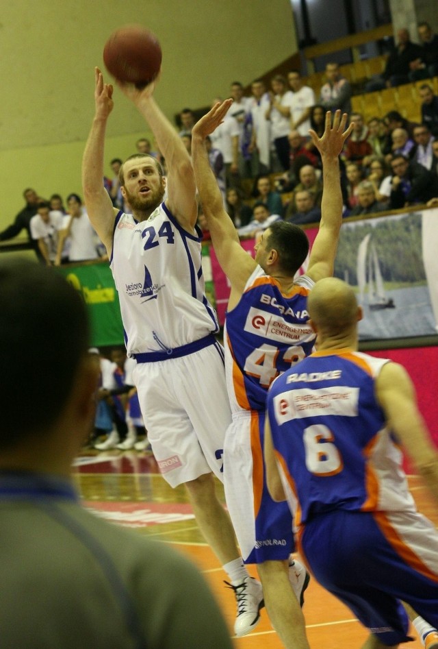 Jakub Dłoniak (z piłką) był w Radomiu najskuteczniejszym zawodnikiem drużyny Jeziora. 