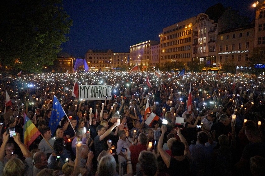 W kulminacyjnym momencie poznaniacy utworzyli tzw. łańcuch...