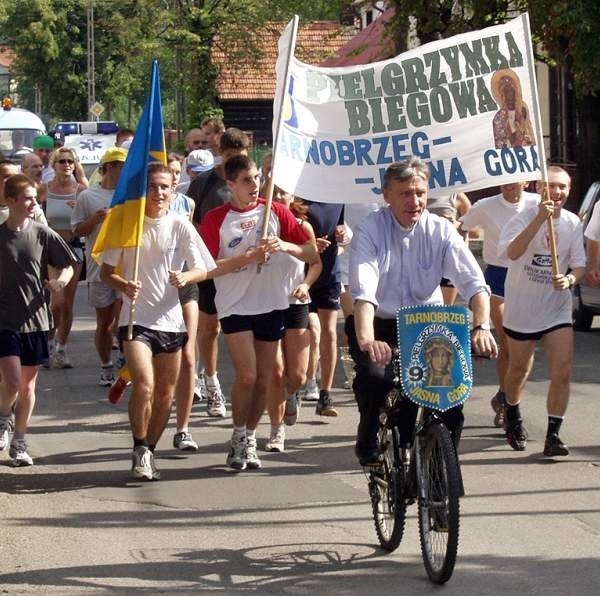 Tarnobrzescy pielgrzymi po raz jedenasty pobiegną na Jasną Górę w Częstochowie. Jak co roku kolumnę pilotował będzie proboszcz Michał Józefczyk.