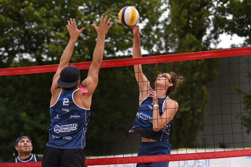 Zwycięzcy cyklu Chwiałka Volley otrzymali piękne puchary i...