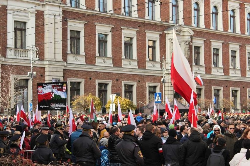 Kraków. Tysiące osób wzięło udział w pochodzie patriotycznym z okazji Święta Niepodległości [ZDJĘCIA]