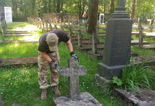 Sprzątanie grobów na cmentarzu przy ul. 11 Listopada