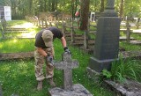 Białystok. Wolontariusze i członkowie Stowarzyszenia "Grupa Wschód" sprzątali groby na cmentarzu wojskowym przy ul. 11 Listopada (zdjęcia)