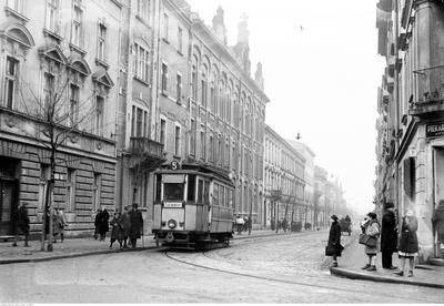 Kraków. Ulica Topolowa przy skrzyżowaniu z ulica Rakowicką....