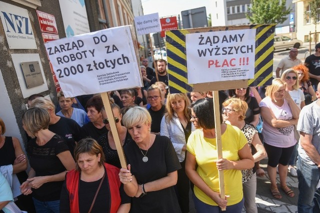 ”Żądamy wyższych płac” – skandowali pod Szpitalem Klinicznym Przemienienia Pańskiego w Poznaniu pracownicy niemedyczni placówki.