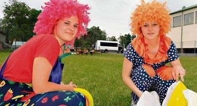 Klowny w kolorowych perukach uczyły młodych ludzi żonglować piłeczkami i obręczami Fot. Barbara Ciryt