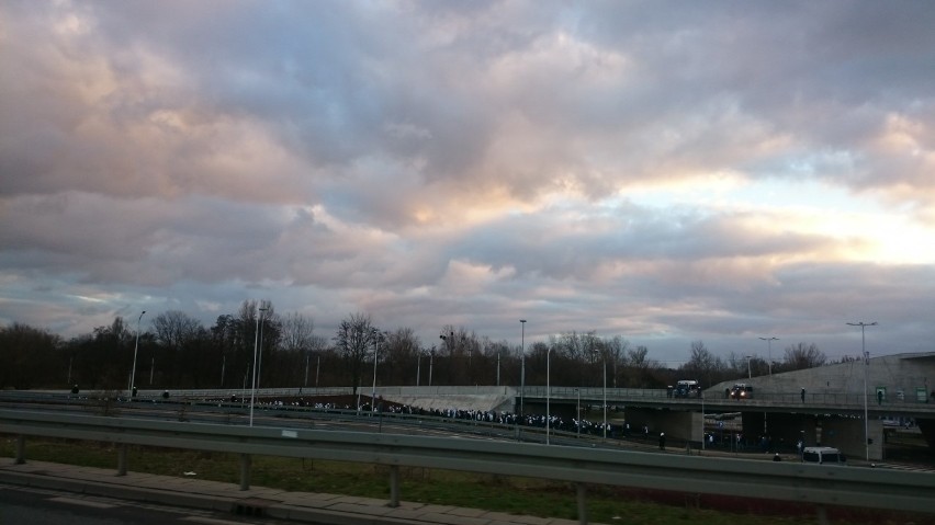 Godz. 16. Kibice Legii już zmierzają na Stadion Wrocław