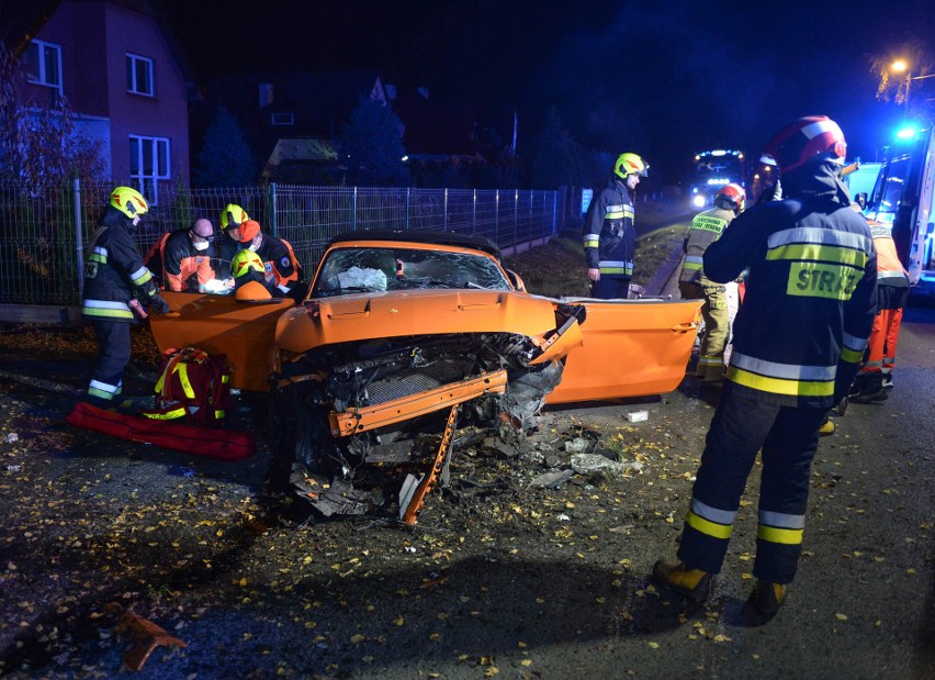 Wypadek w Buszkowiczkach. Ford Mustang GT roztrzaskany na drodze pod Przemyślem. Dwie osoby zostały ranne [ZDJĘCIA]