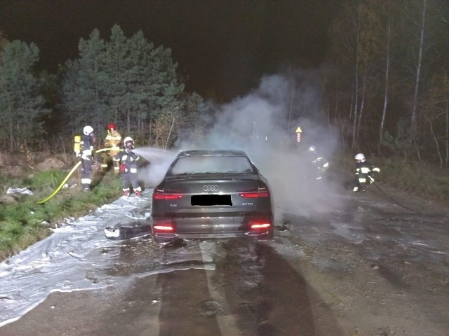 Skradziony w Grodzisku Wielkopolskim pojazd został odnaleziony kilkanaście kilometrów dalej, na terenie powiatu nowotomyskiego. Samochód został zabezpieczony przez policjantów, bo najprawdopodobniej doszło do jego podpalenia.