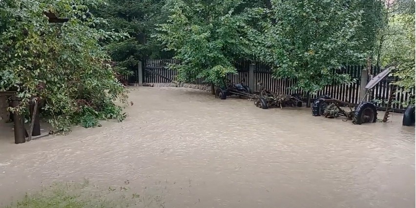 Rzeka zalewa ich od lat. W Roztoce Brzezinach są bezradni wobec żywiołu, który niszczy ich domy. Woda zabrała tam życie czterem osobom