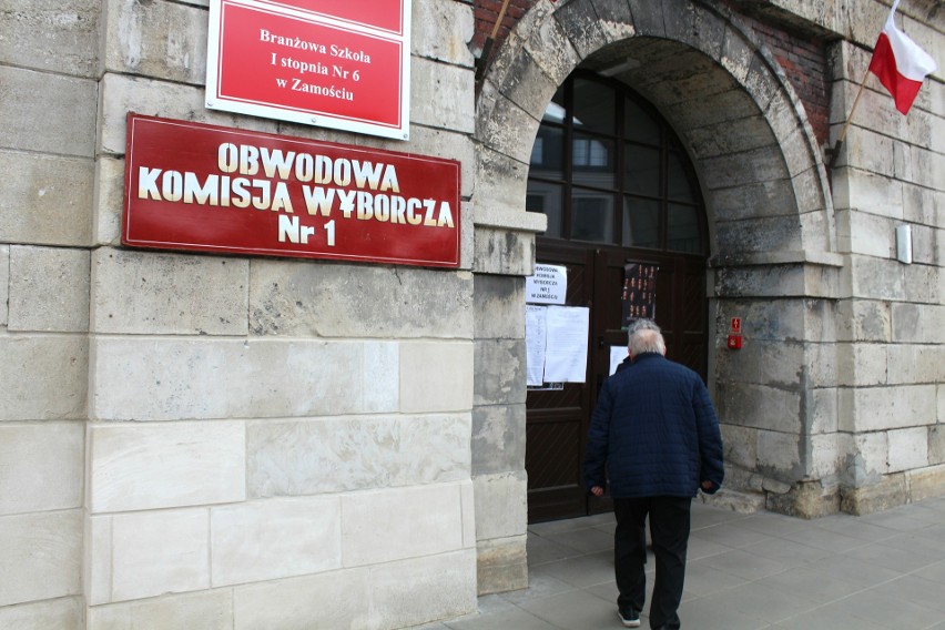 Druga tura wyborów w obwodowej komisji nr 1 w Zamościu (przed godz. 11)