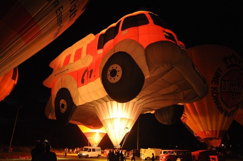 Nocny pokaz balonów na festiwalu w Szczecinku.