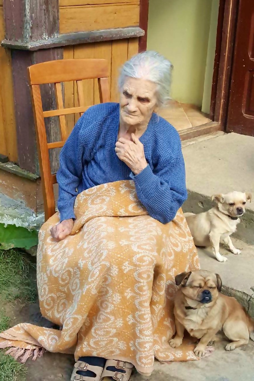 Józefa Bojara z Młynka w gminie Brody skończyła 100 lat. Były życzenia, tort i wiele serdeczności od rodziny oraz wójt Marzeny Bernat