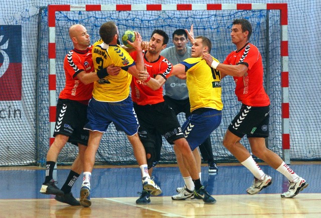 Porażka Pogoni z Chrobrym Głogów (żółte stroje) odbijała się czkawką przez całą pierwszą rundę rozgrywek.