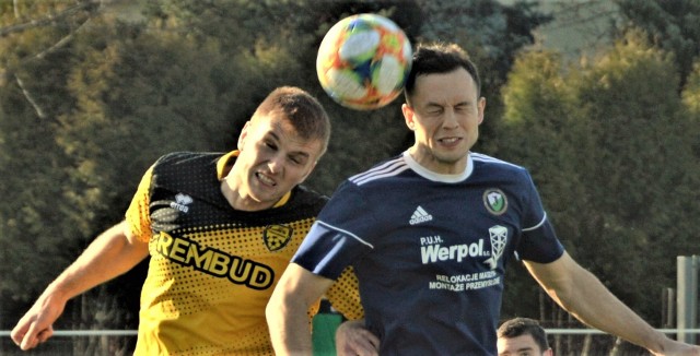 IV liga małopolska, grupa zachodnia: MKS Trzebinia - LKS Jawiszowice 5:1. Na zdjęciu: Adrian Korczyk (z prawej, Jawiszowice) w starciu z Radosławem Górką (MKS Trzebiinia).