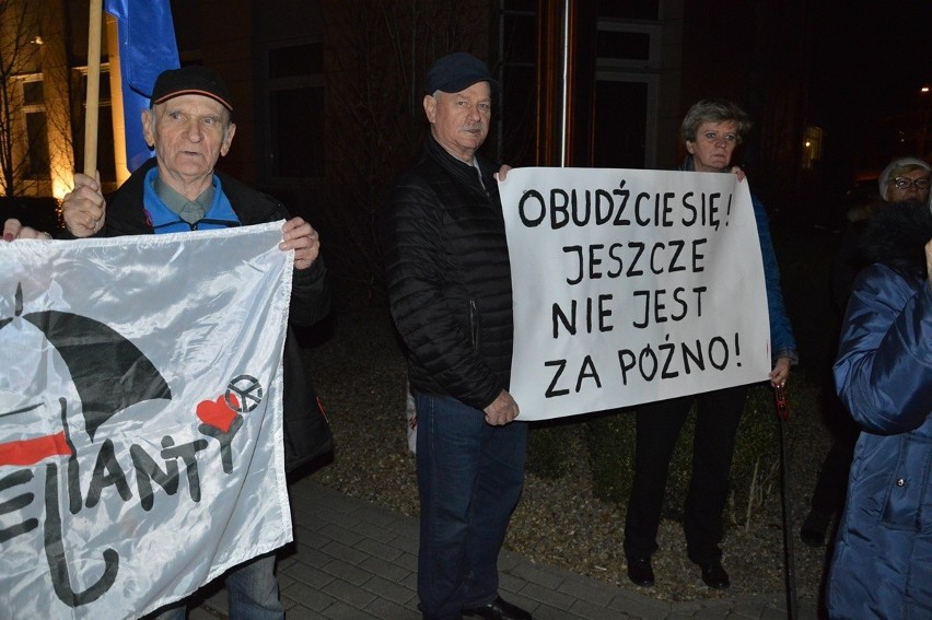 Manifestacja w obronie wolnych sądów i niezawisłych sędziów w Stalowej Woli (ZDJĘCIA)