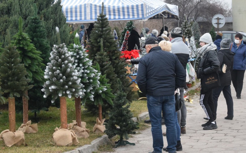 Bardzo duży ruch panował w niedzielę, 5 grudnia na targu w...