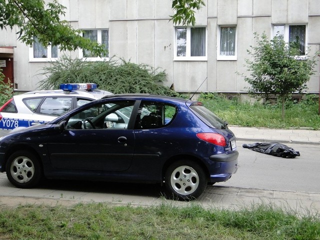Chłopak spadł na asfalt, między samochody zaparkowane na ulicy Osiedlowej.