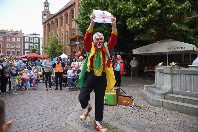 Podczas dzisiejszej odsłony Festiwalu Teatrów Ulicznych sympatyczny Klaun Feliks opowiadał dzieciom swoje historie o podróży po świecie, podczas których poznał iluzjonistę, ćwiczył żonglerkę i muzykował. W programie znalazły się także liczne skecze klauna Feliksa, który zapraszał do wspólnej zabawy dzieci łącząc pantomimę, taniec, żonglerkę, muzykę i elementy teatralne.Zobacz także: Rowerowa masa krytyczna [ZDJĘCIA]NowosciTorun