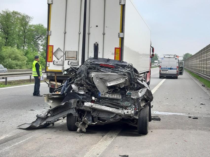 Opel zmiażdżony przez ciężarówki. Autostrada pod Wrocławiem zablokowana przez wiele godzin