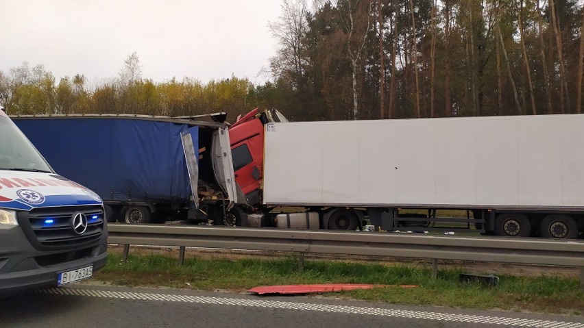 Łyski. Zderzenie czterech TIR-ów i osobówki na DK 8 w kierunku Białegostoku. Droga zablokowana [ZDJĘCIA]