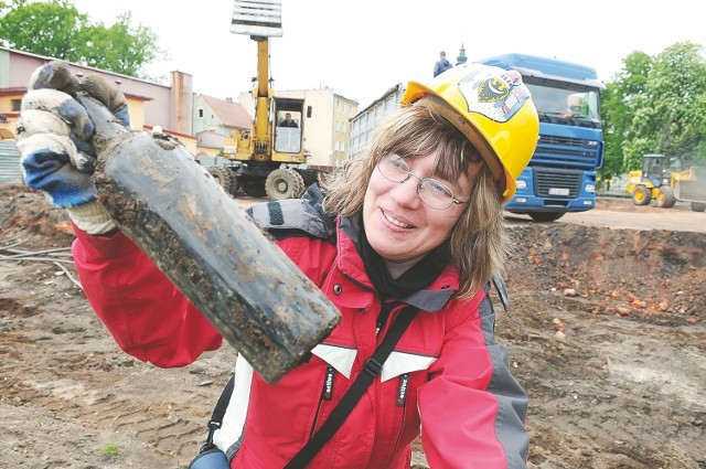 Marlena Magda-Nawrocka pokazuje, co udało się już znaleźć w wykopach