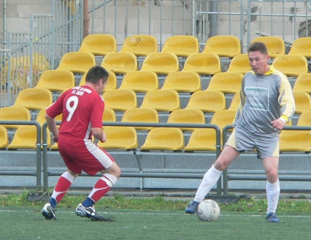 Podopieczni Roberta Kleczewskiego (przy piłce), piłkarze Kraski Jasieniec zagrali przeciwko Zamłyniu Radom bardzo ambitnie, długo utrzymując remisowy wynik.