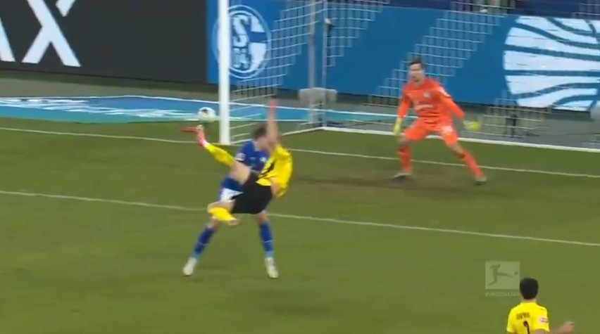 Liga niemiecka. Znów 4:0. Borussia Dortmund rozbiła Schalke w derbach. Cudowne nożyce Erlinga Brauta Haalanda [WIDEO]