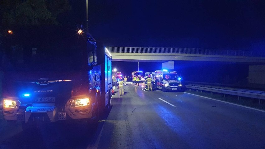 Nocny wypadek na autostradzie A4 w kierunku Wrocławia. Trzy osoby ranne