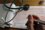 Elektroniczne zwolnienia lekarskie obowiązkowe dopiero od grudnia. Lekarze dostaną asystentów do ich wypisywania.
