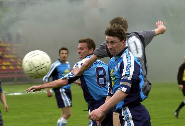 Zdjęcie z meczu Błękitni - KP Police (4:0) rozegranego w sezonie 2002/2003, który zakończył się awansem Błękitnych do II ligi i spadkiem Polic do IV ligi.