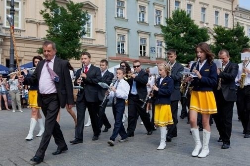 W czwartek o godzinie 11.45 na rynek z hukiem wkroczy Młodzieżowa Orkiestra Dęta pod batutą Tadeusza Bartosa i Rynek Główny przejmie we władanie miasto Pińczów.